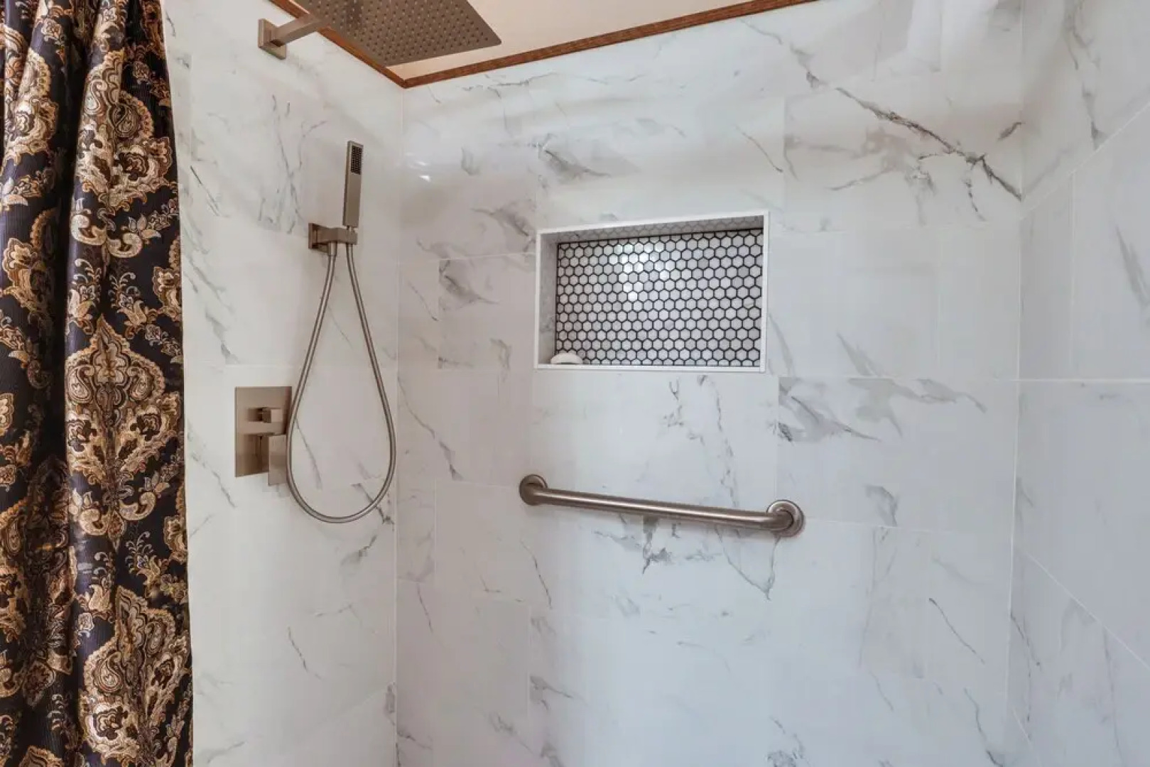 Salem Getaway w/ Hot Tub Near Parks & Boating!