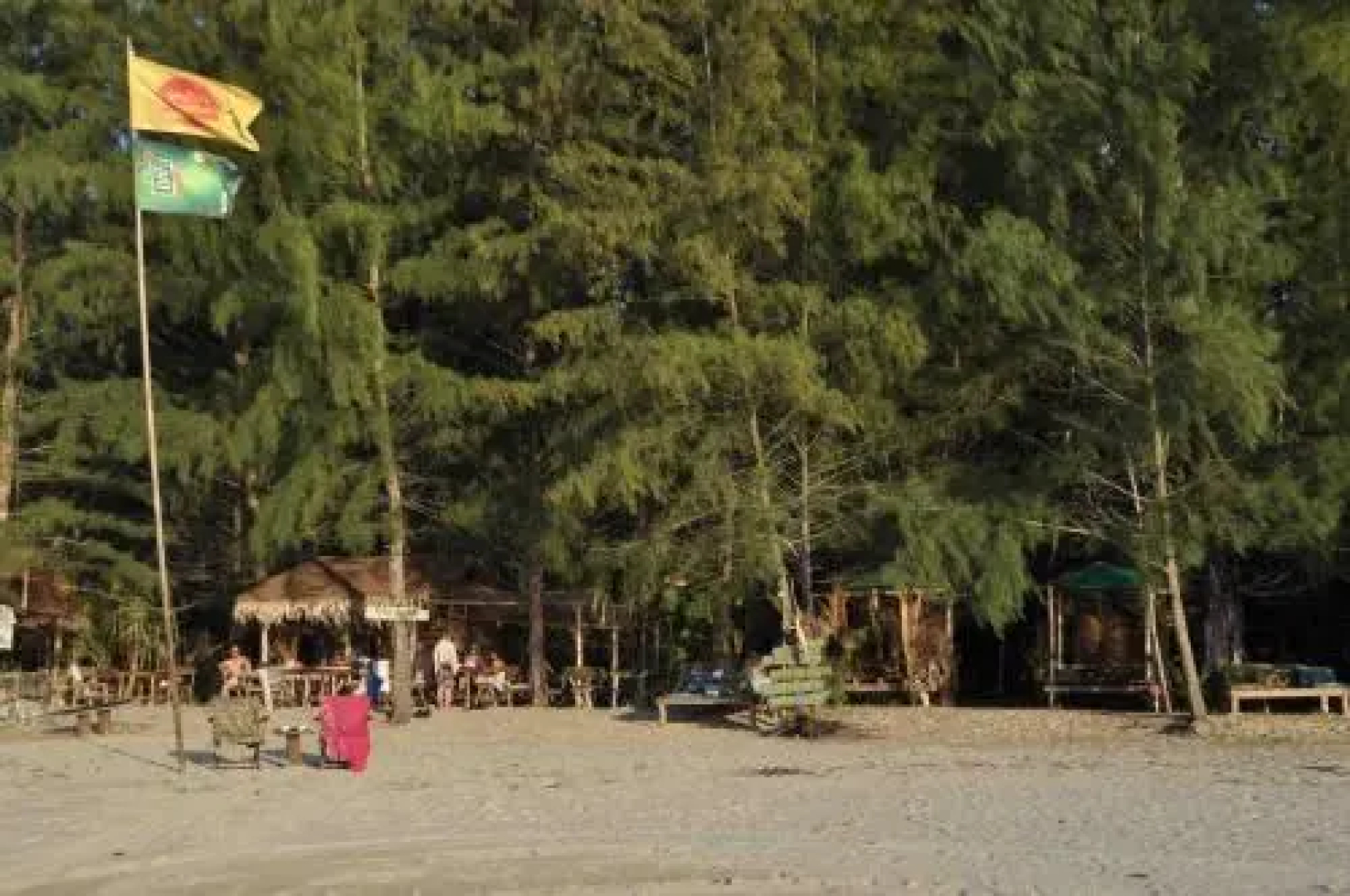 Tawan Bar and Bungalow