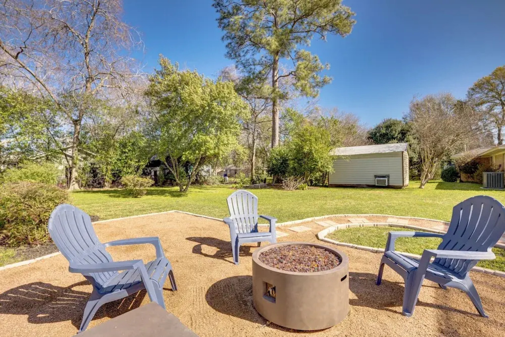 Pet-friendly Tomball Cottage: Steps to Downtown!