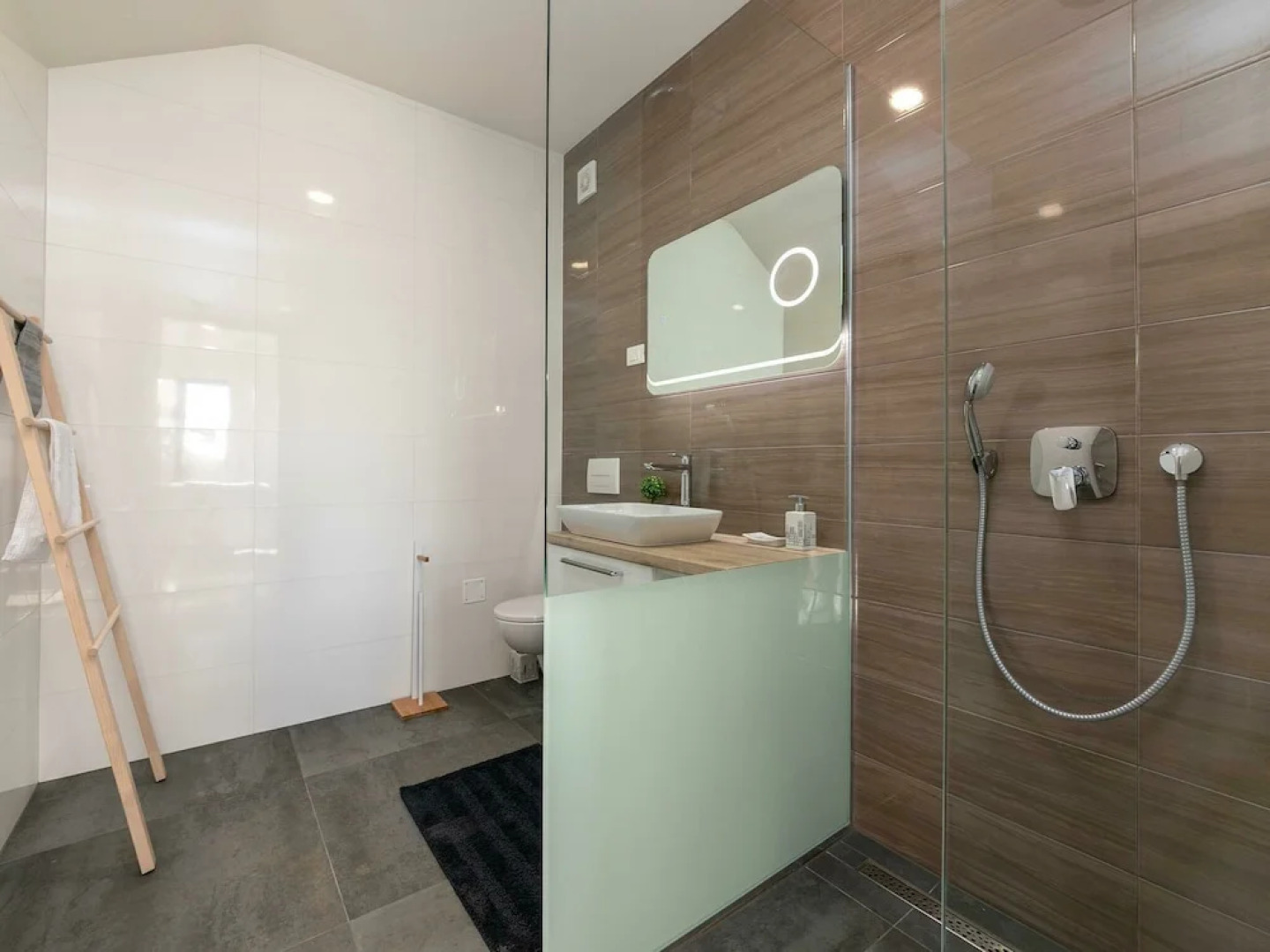 Villa With Swimming Pool, Play Area, Volleyball Court, Table Football, 8 km From Labin