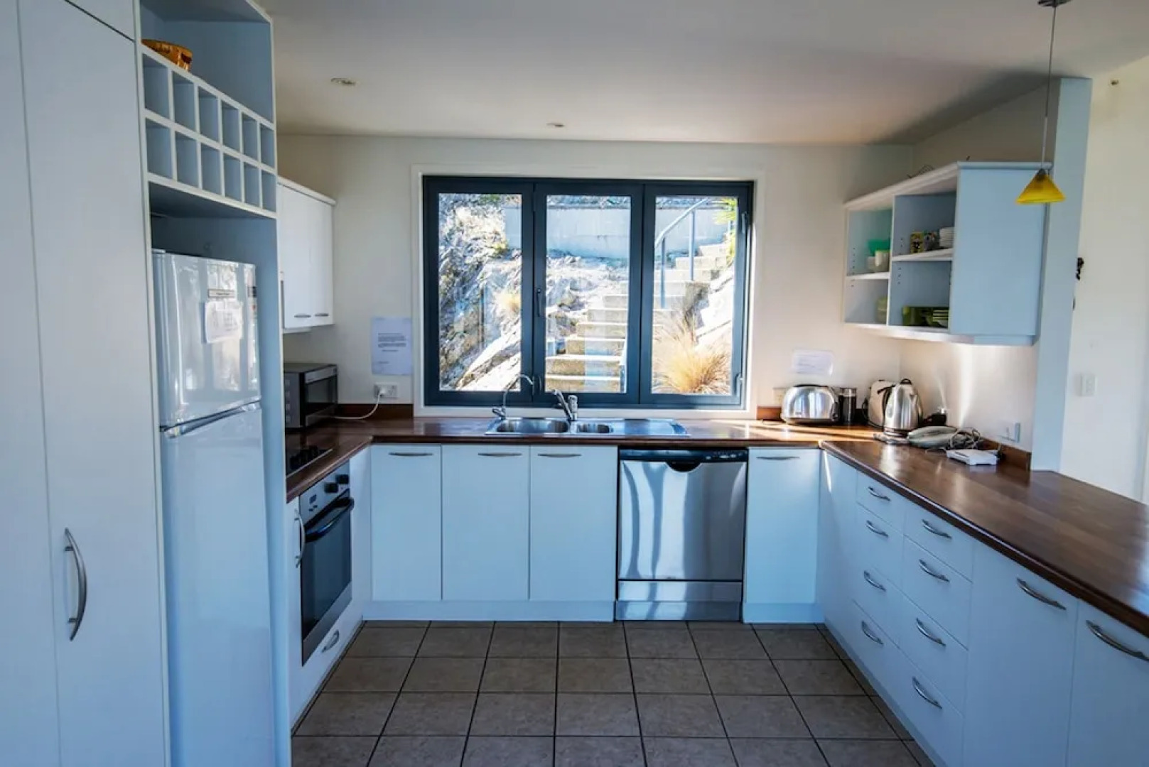 Muna Moke Lake And Mountain Views