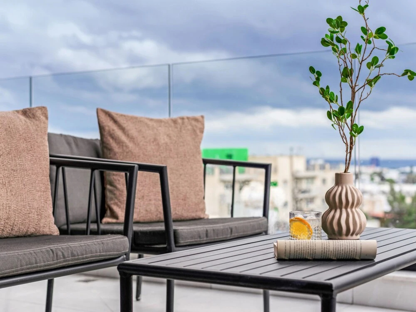 Sanders Only - Cute 2-bdr Apt With Balcony