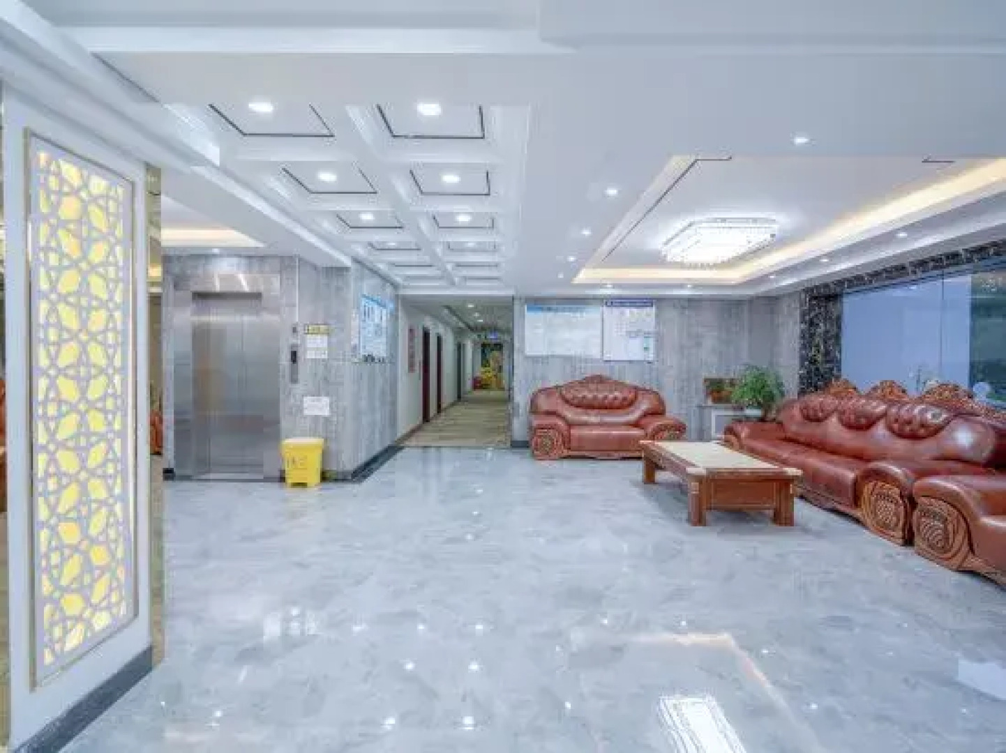 Jincheng Holiday Hotel (Burqin Hedi night market)