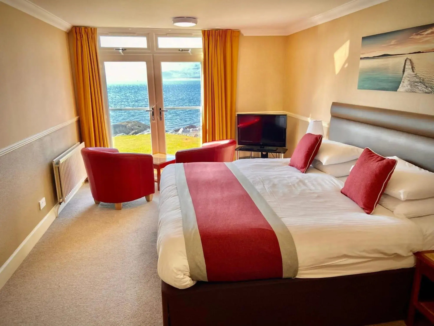 Holly Tree Hotel, Swimming Pool & Hot Tub