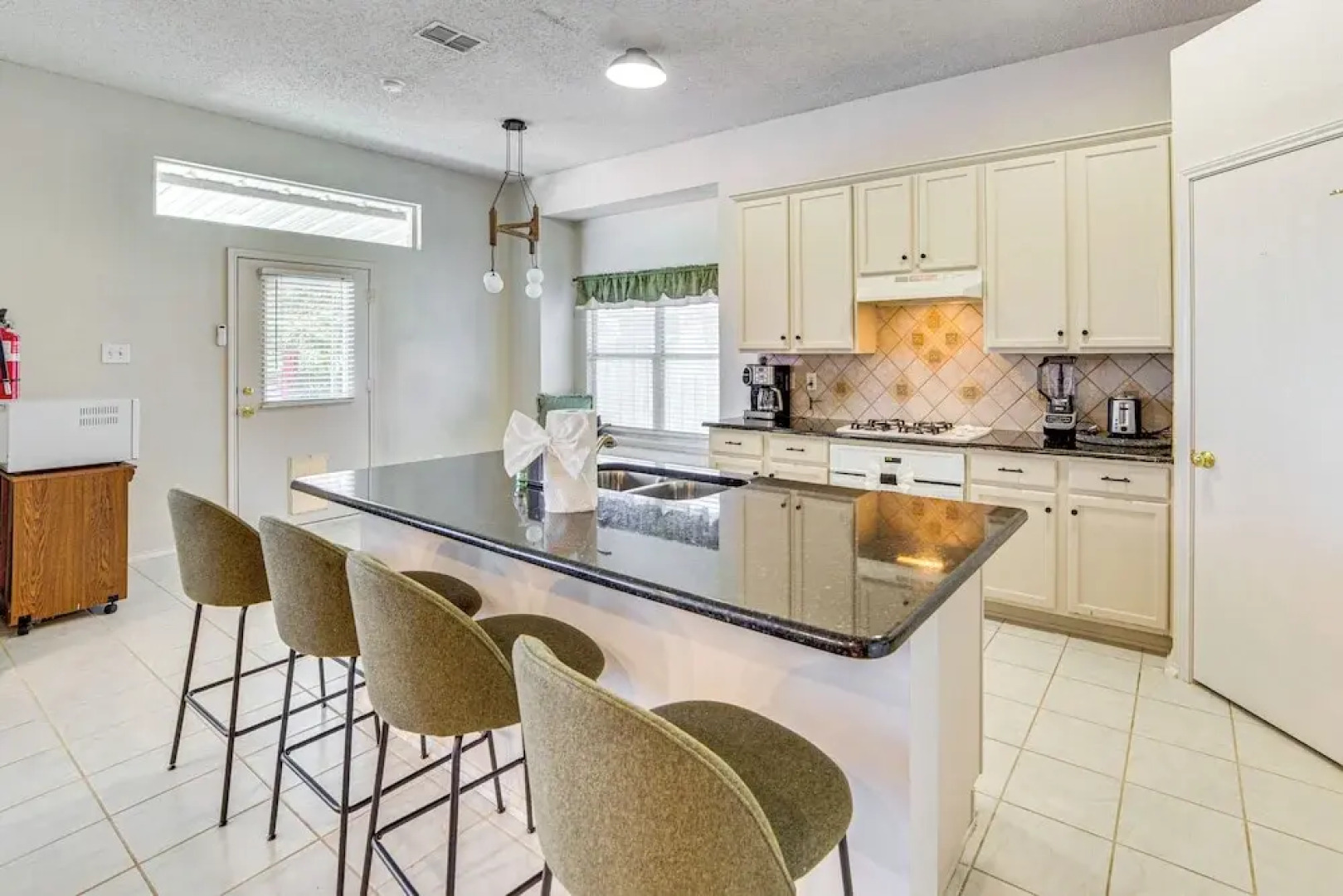 Game Room, Hot Tub & Pool! Grand Prairie Getaway