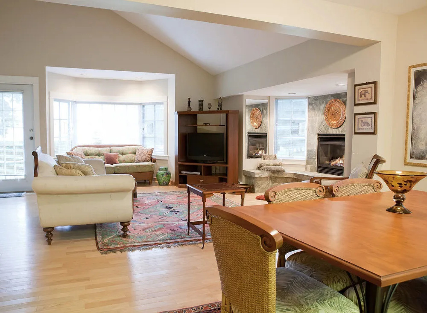 Rowena's Inn On The River