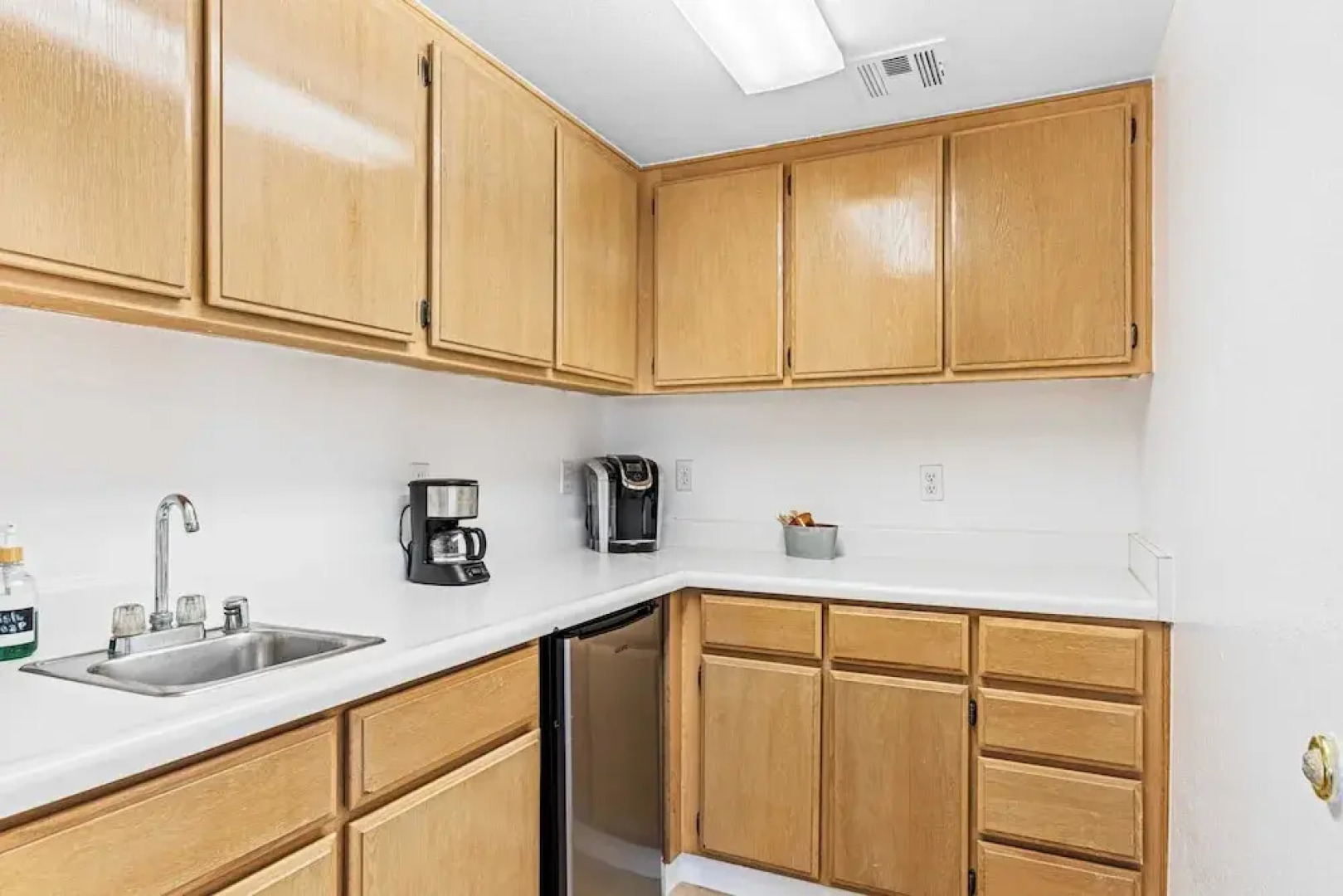 Walk to Beach Pool, Hot Tub, Private Patio, Parking Seabreeze Retreat