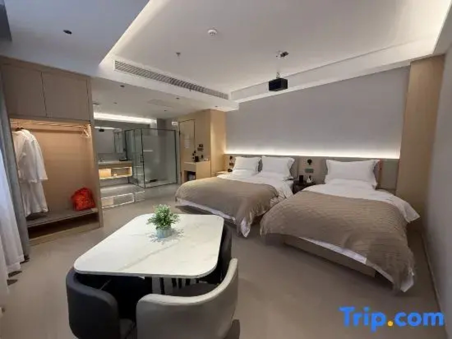 Yinghe Light Luxury Smart Homestay (Hengdian World Studios Store)