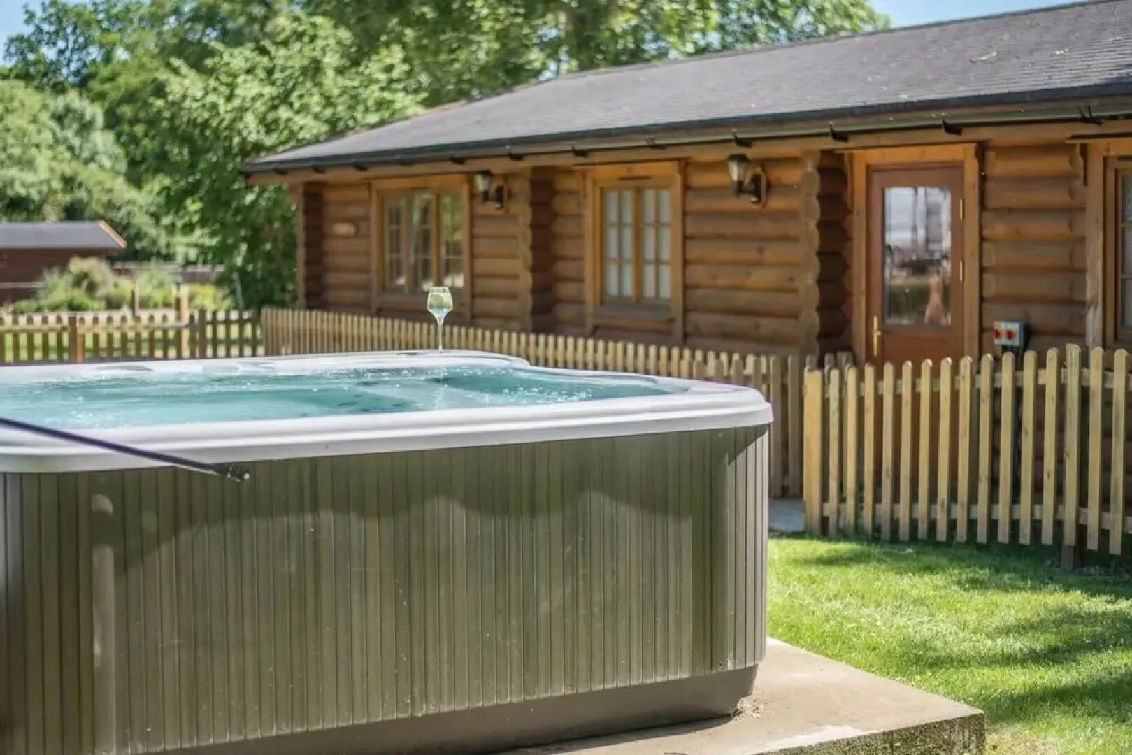 Oak Lodge With Hot Tub, Kingfishers