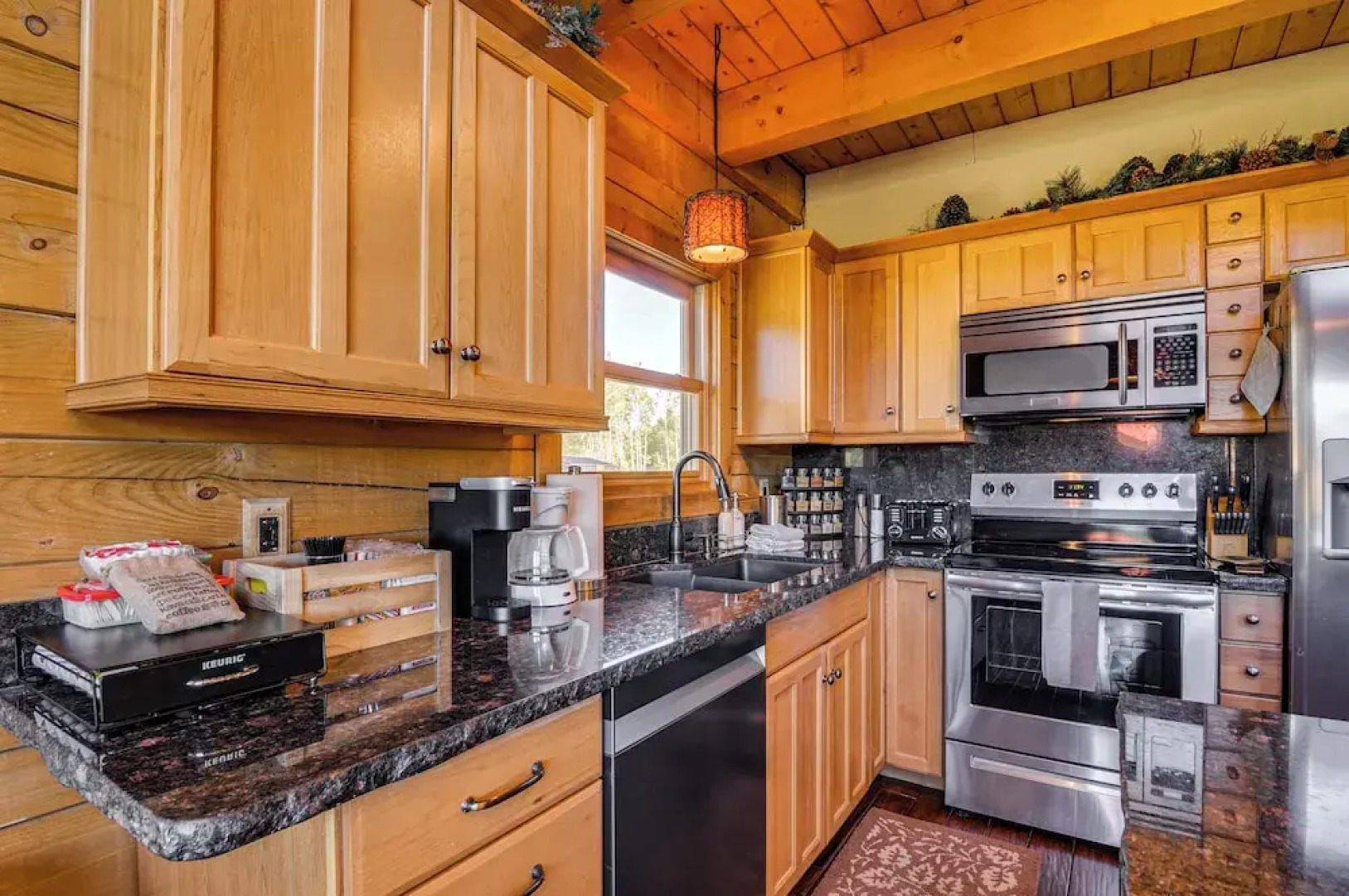 Cozy Family Cabin: Game Room, Near National Parks!