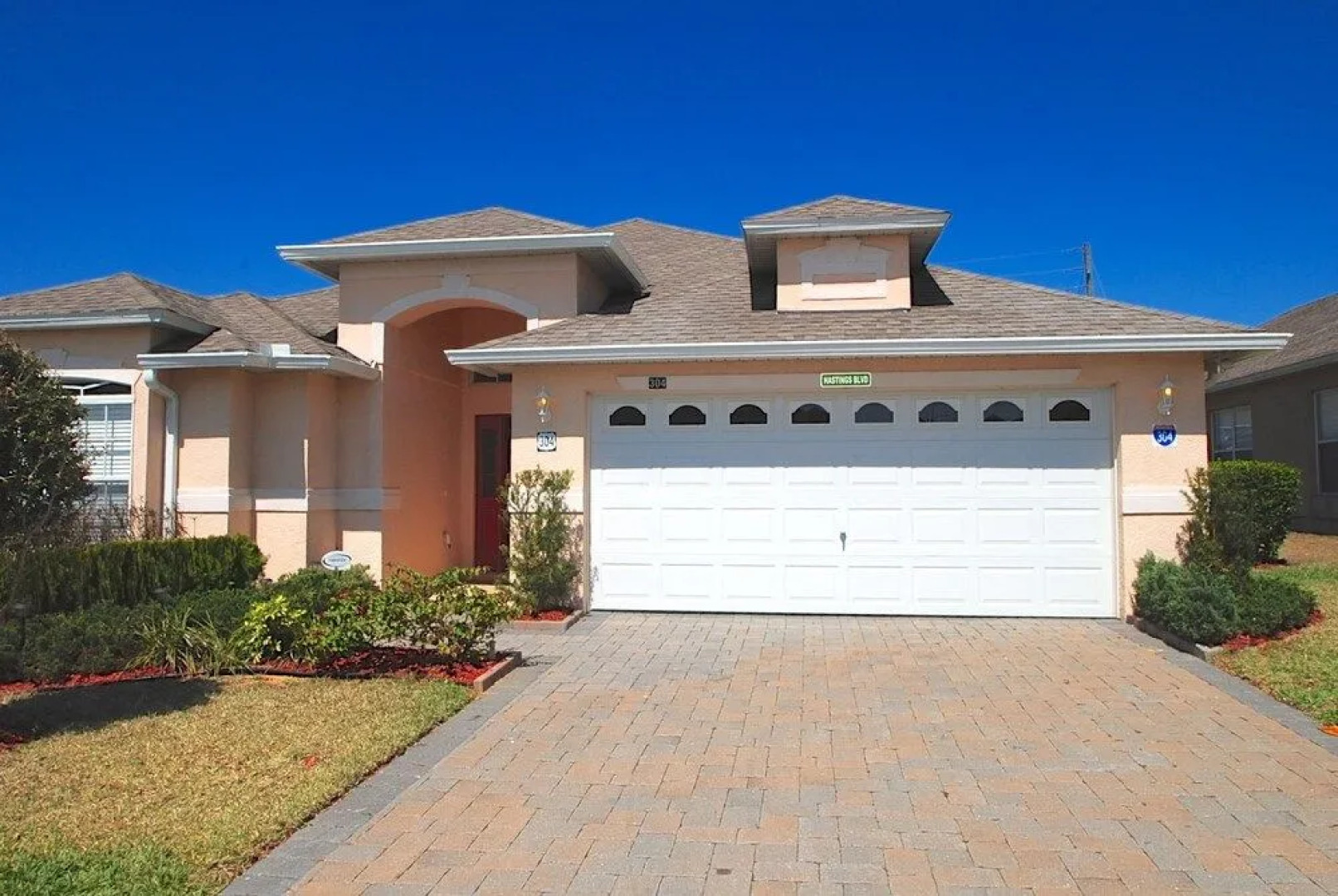 304OBC Hastings Boulevard 4 Br villa by RedAwning