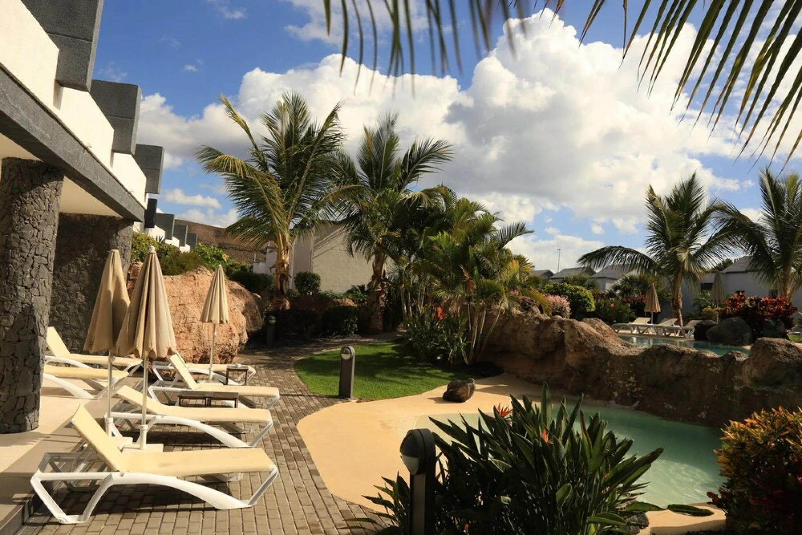 R2 Romantic Fantasia Dreams & Suites Hotel