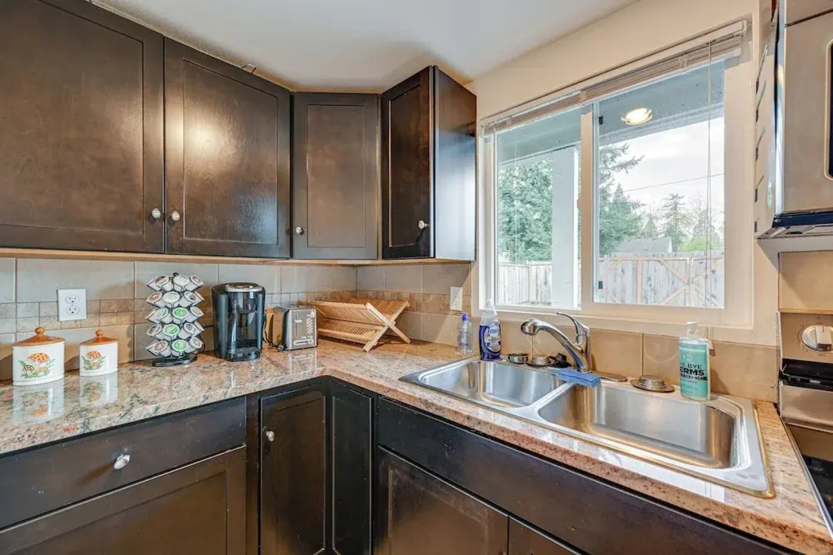 Cozy Tacoma Getaway w/ Grill & Hot Tub!