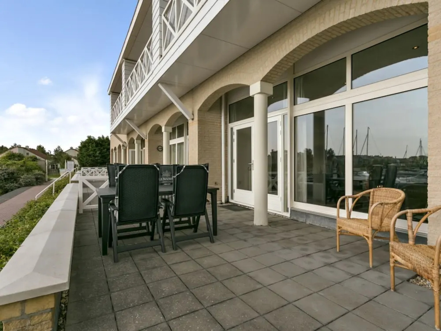 Spacious Luxury Apartment With Beautiful Views of the Marina