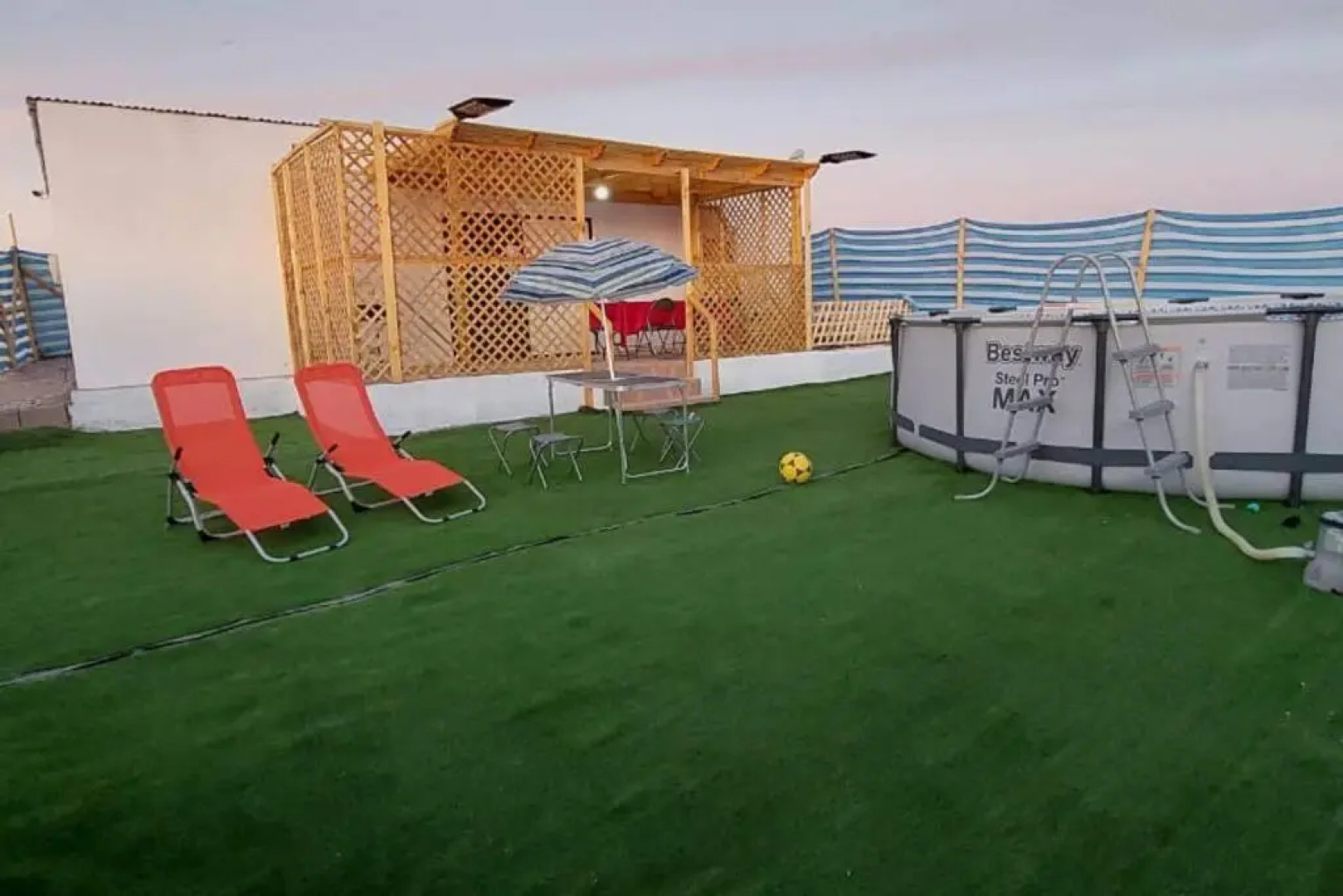 Cabaña con piscina, vista al Oasís de Pica.