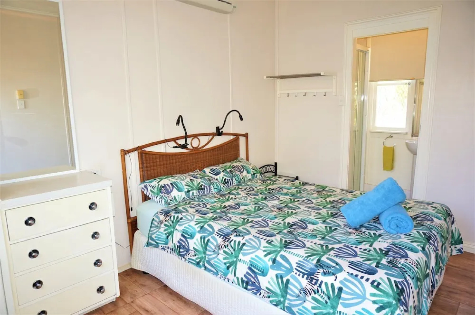 Getaway Villas Unit 3 - 3 Bedroom Self-Contained Villa with a Deck