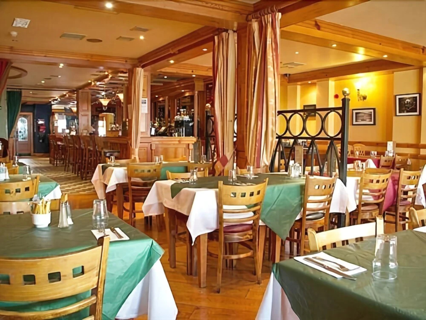 An Crúiscín Lán Hotel