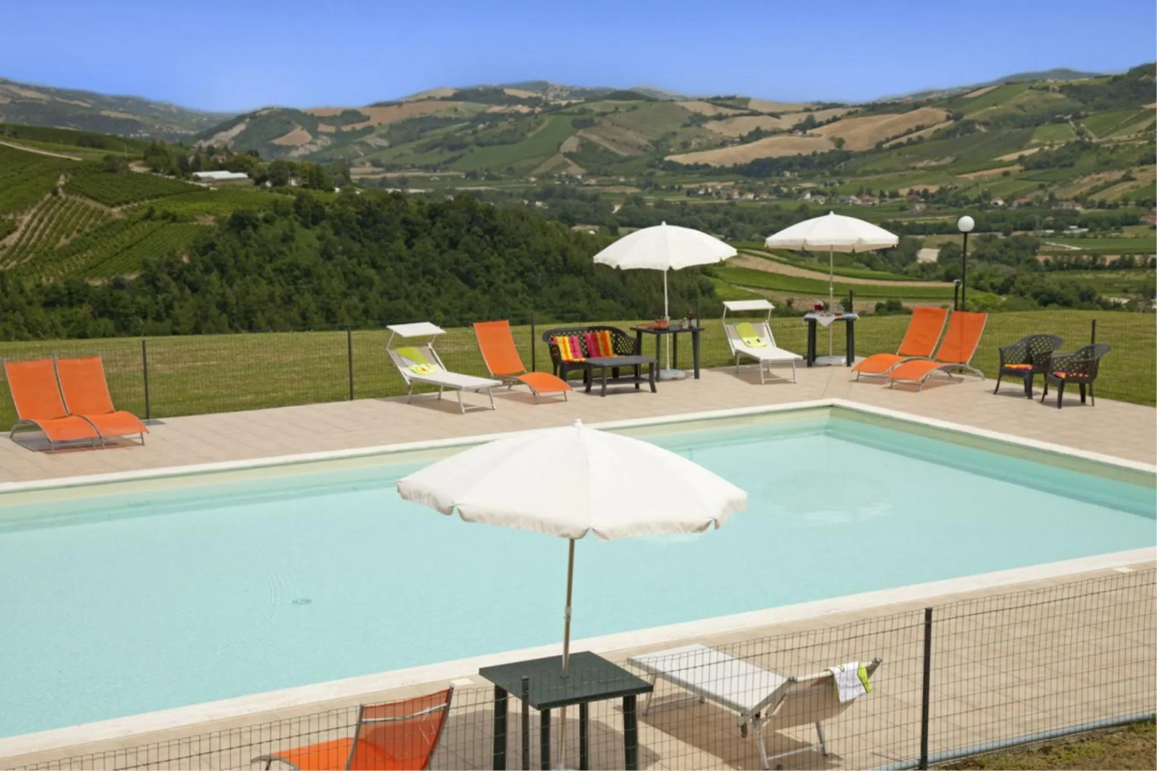 Villa with private pool between the beaches of the Adriatic Sea and the Sibillini National Park-Villa Agave