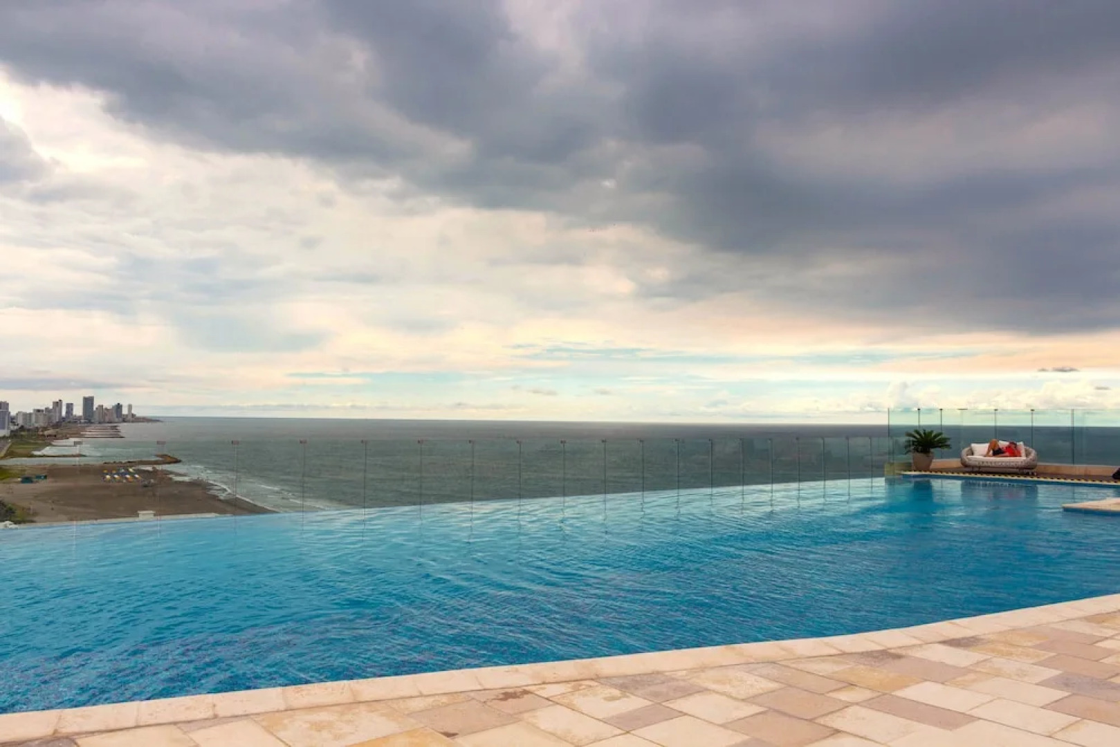 Moderno Edificio Sobre la Playa - Luxury