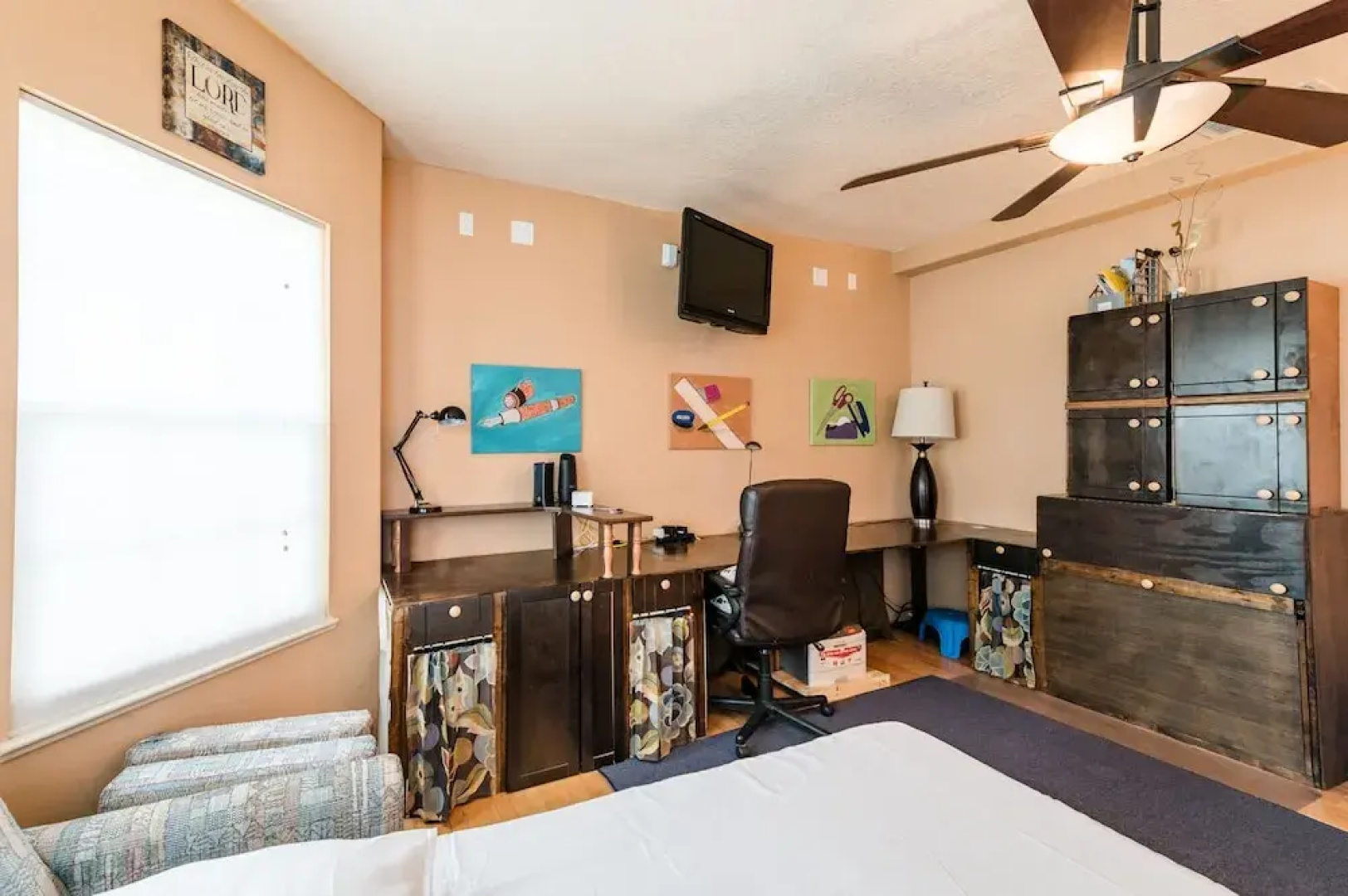 Chic Renovated Oasis: Disney & Universal Nearby 4 Bedroom Home by RedAwning