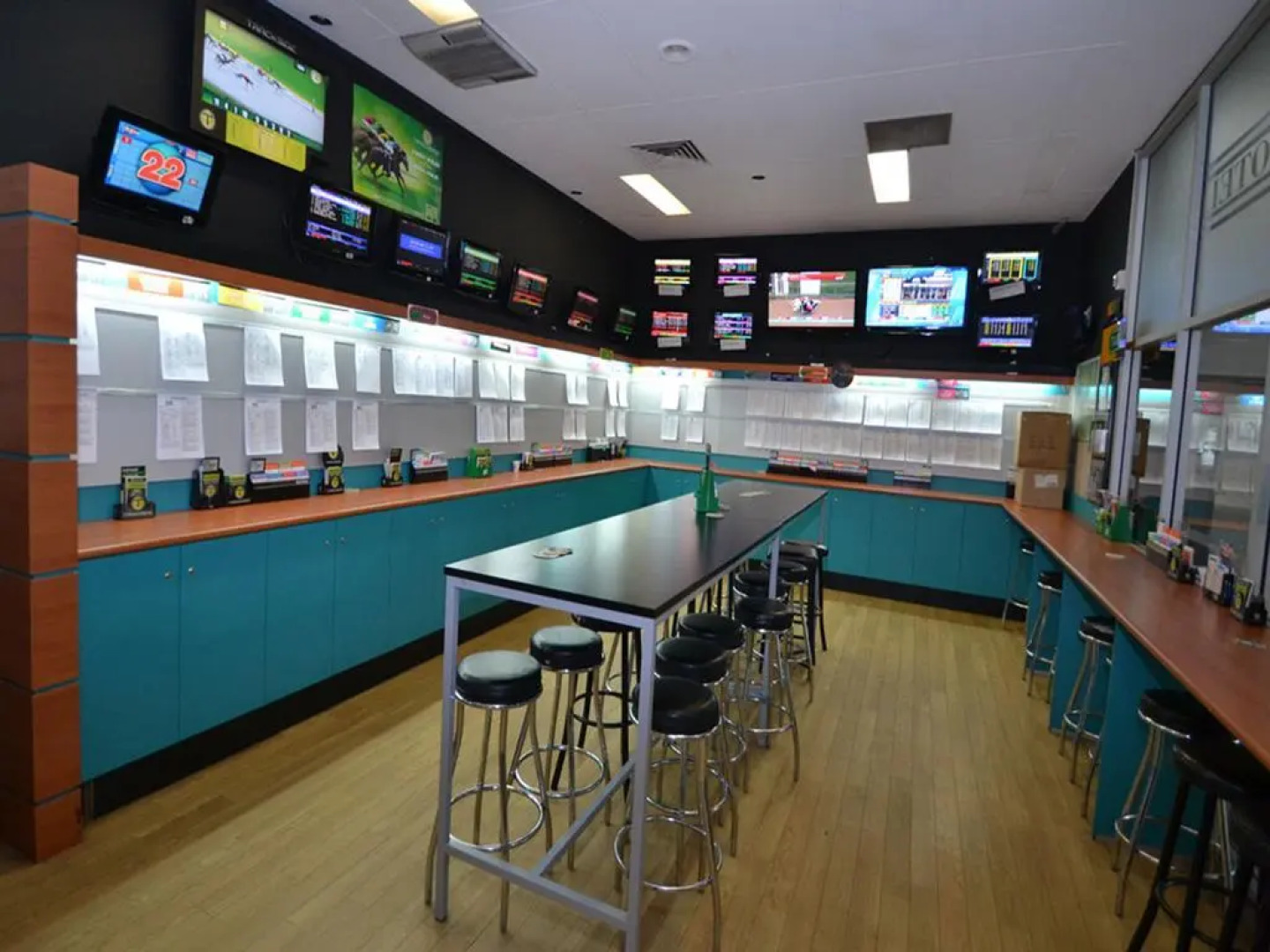 The Oaks Hotel Motel