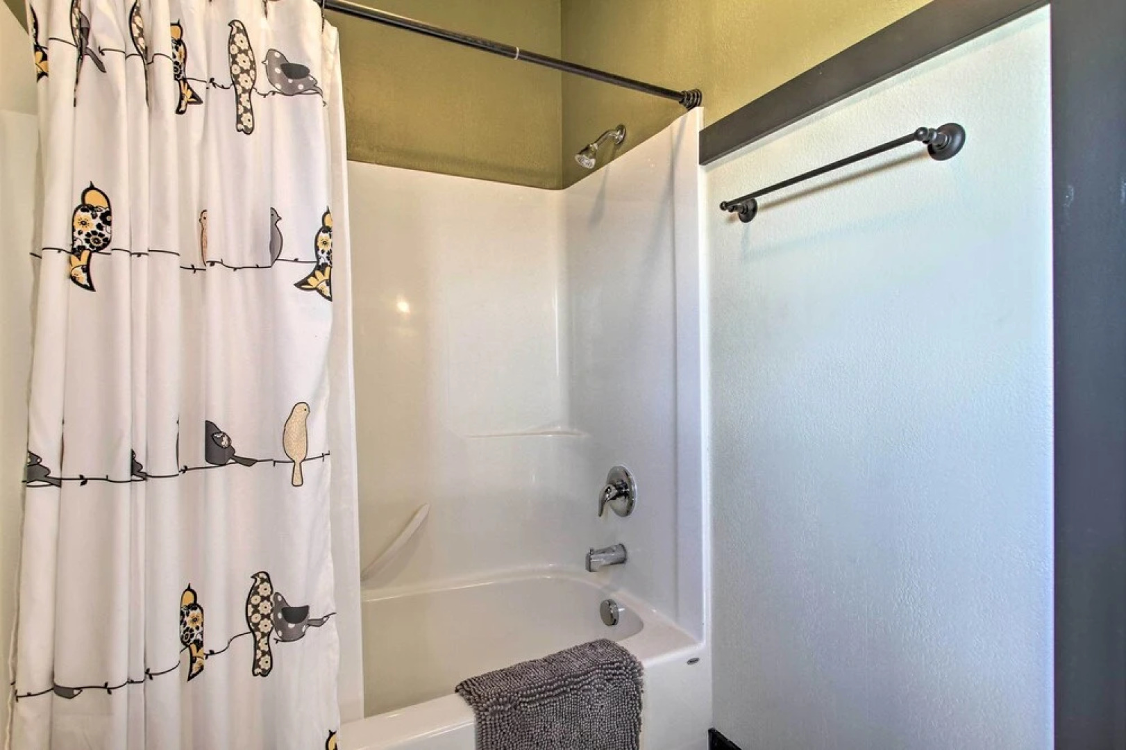 Pet-friendly Choteau Townhouse With Gas Grill!