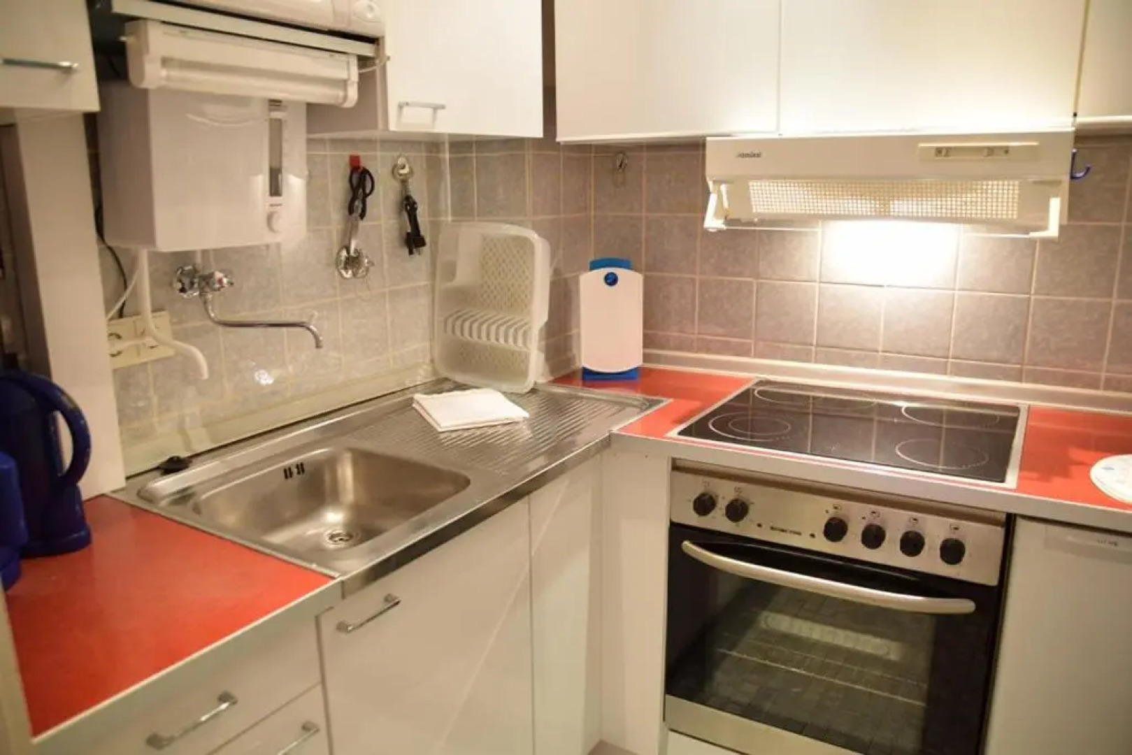 2-Zimmer-Appartement im 1. Obergeschoss mit Hallenschwimmbad und Sauna.