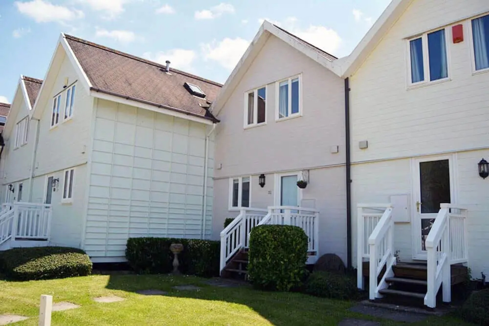 Stylish New England lakeside retreat in the Cotswold Water Park