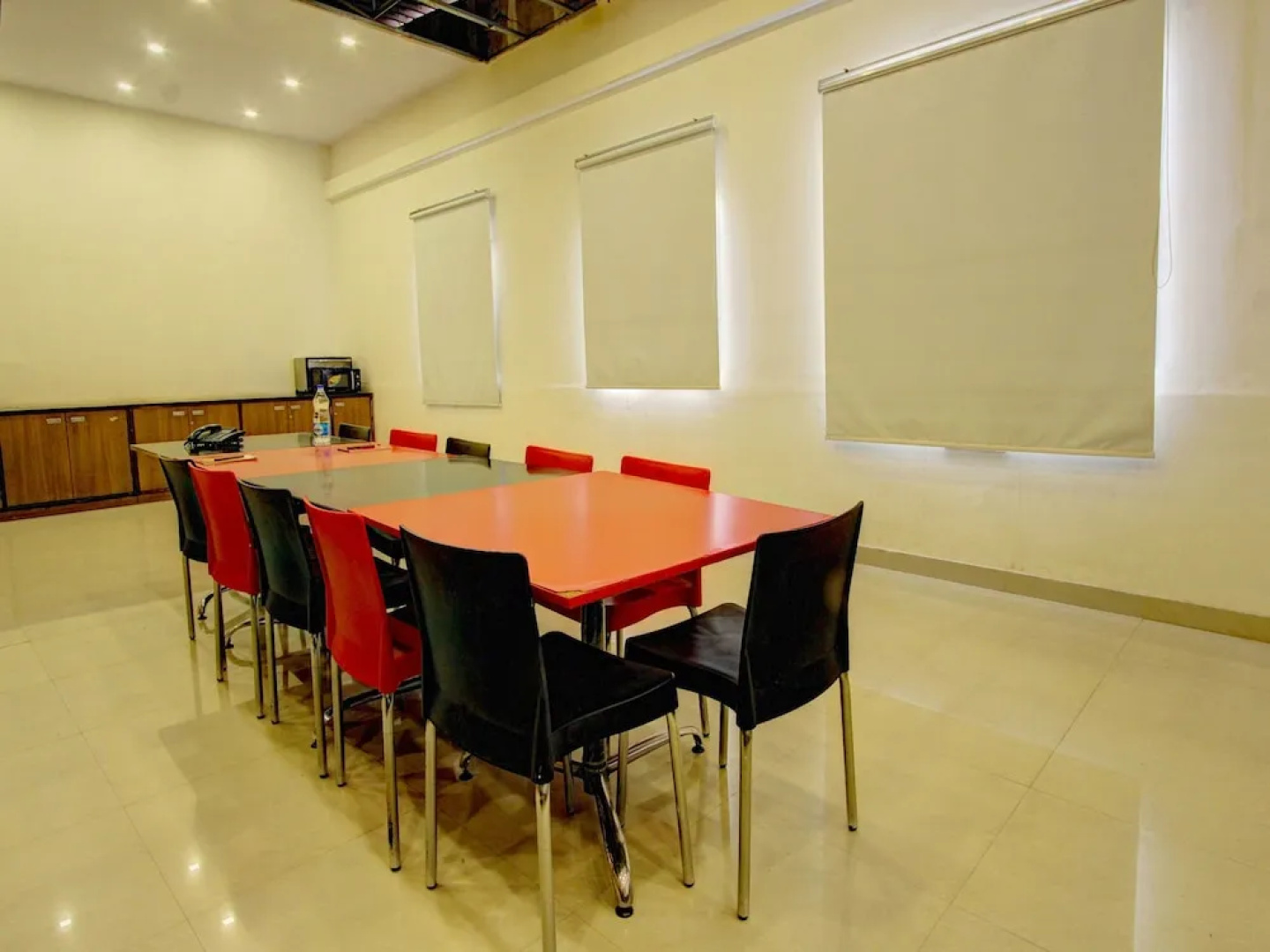 Itsy Hotels Hiland Suites