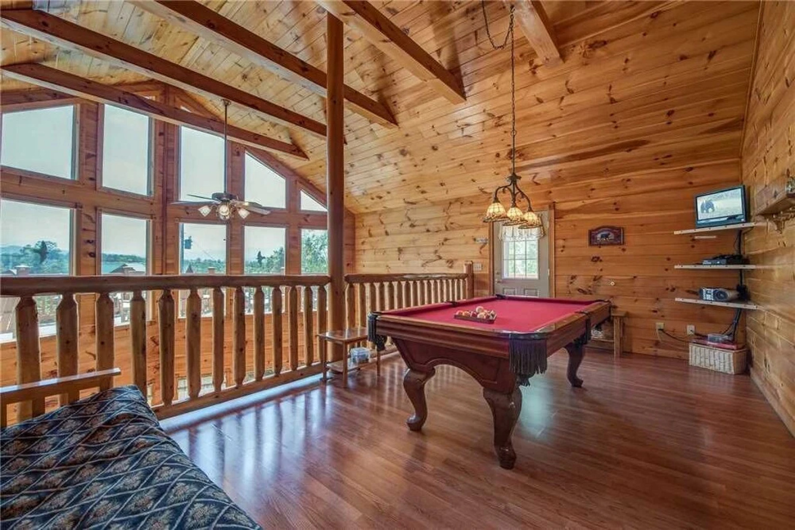 R Bearadise 2 Bedroom Home with Hot Tub