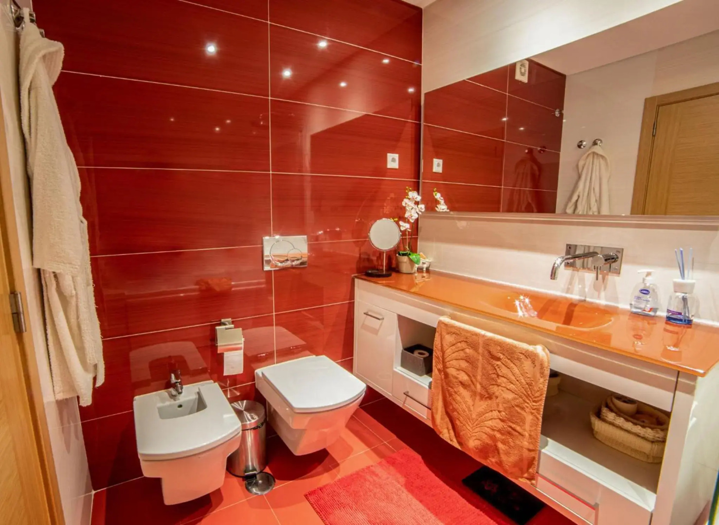 Lovely apartment near airport and Nations Park, with garage