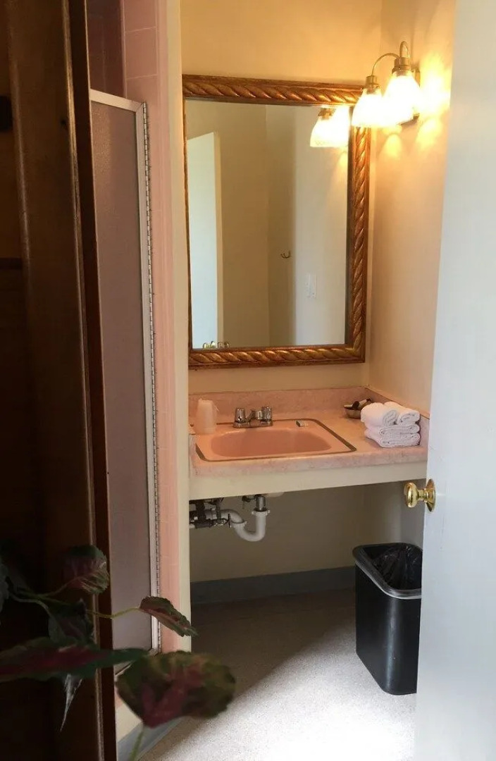 Piazza's Pine Cone Inn