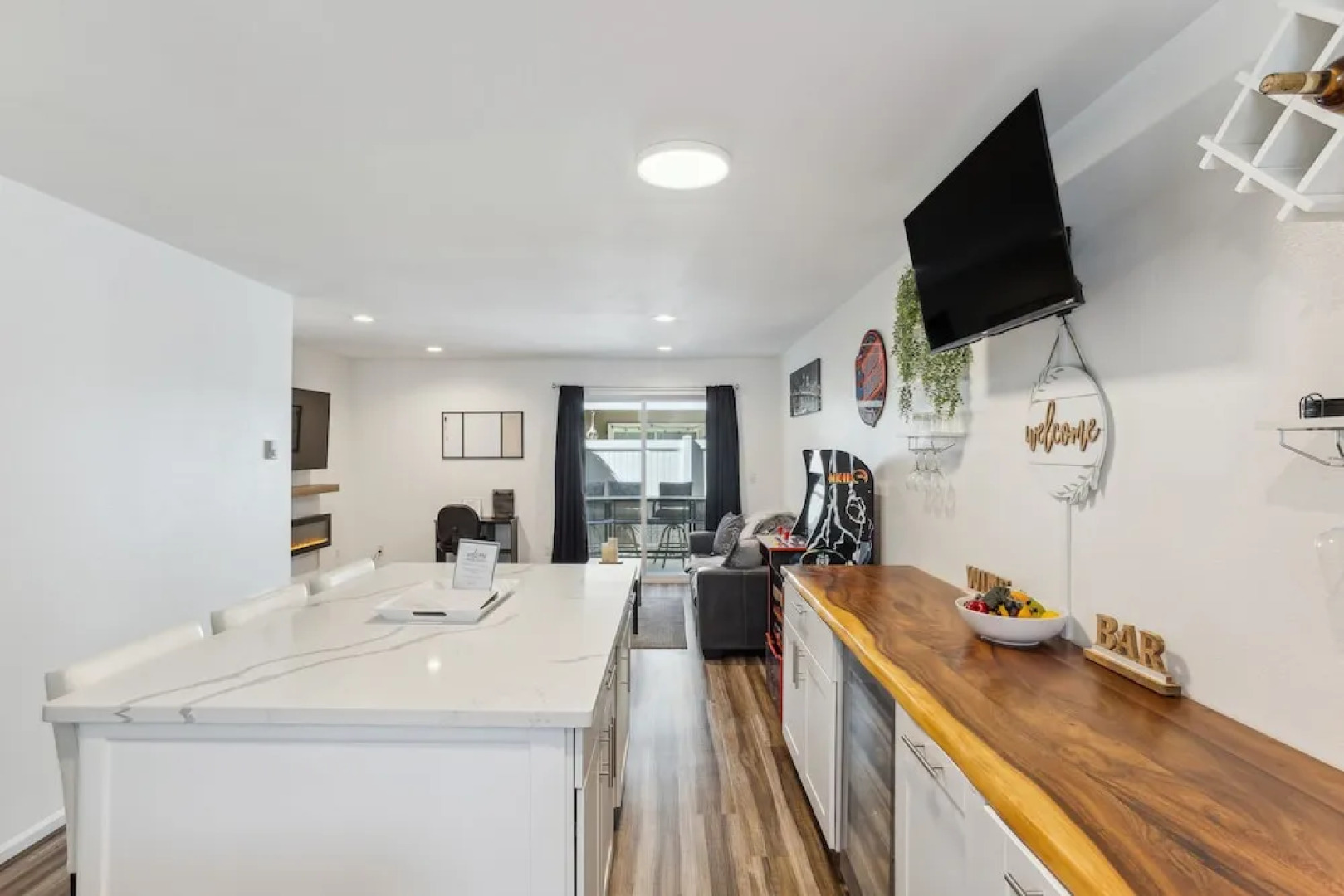 Charming Tacoma Retreat w/ Patio & 2 Fireplaces!