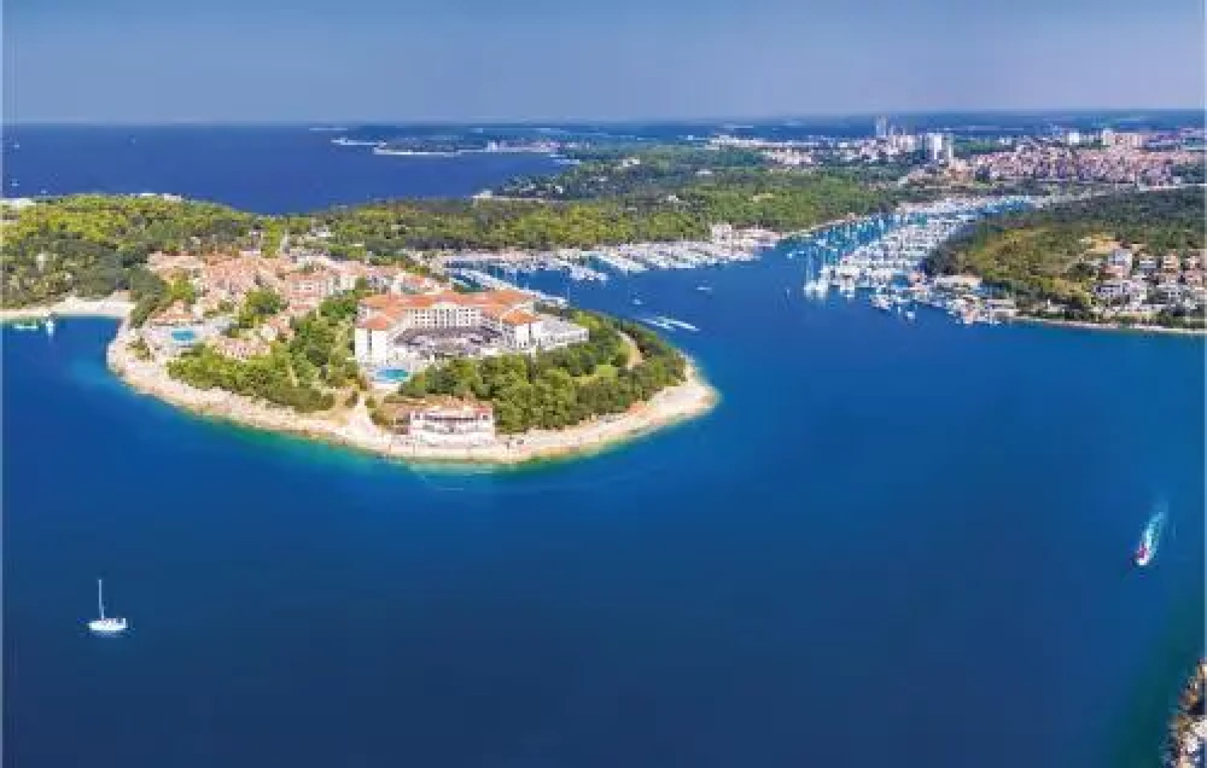 Four bedroom Holiday Home In Loborika