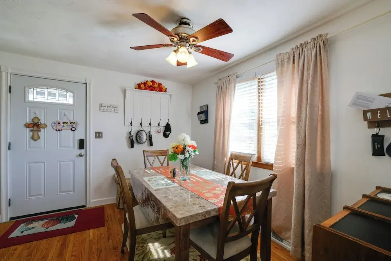 Large Private Yard: Home 14 Mi to Niagara Falls!