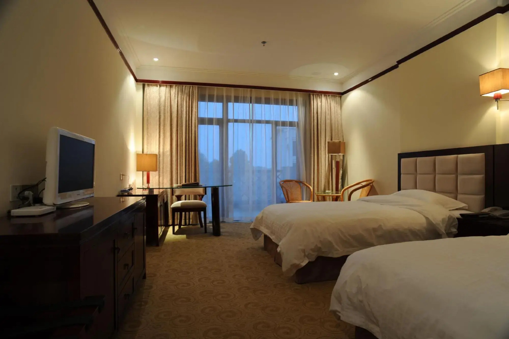 Jiayushan Lake Hot Spring Resort Hotel