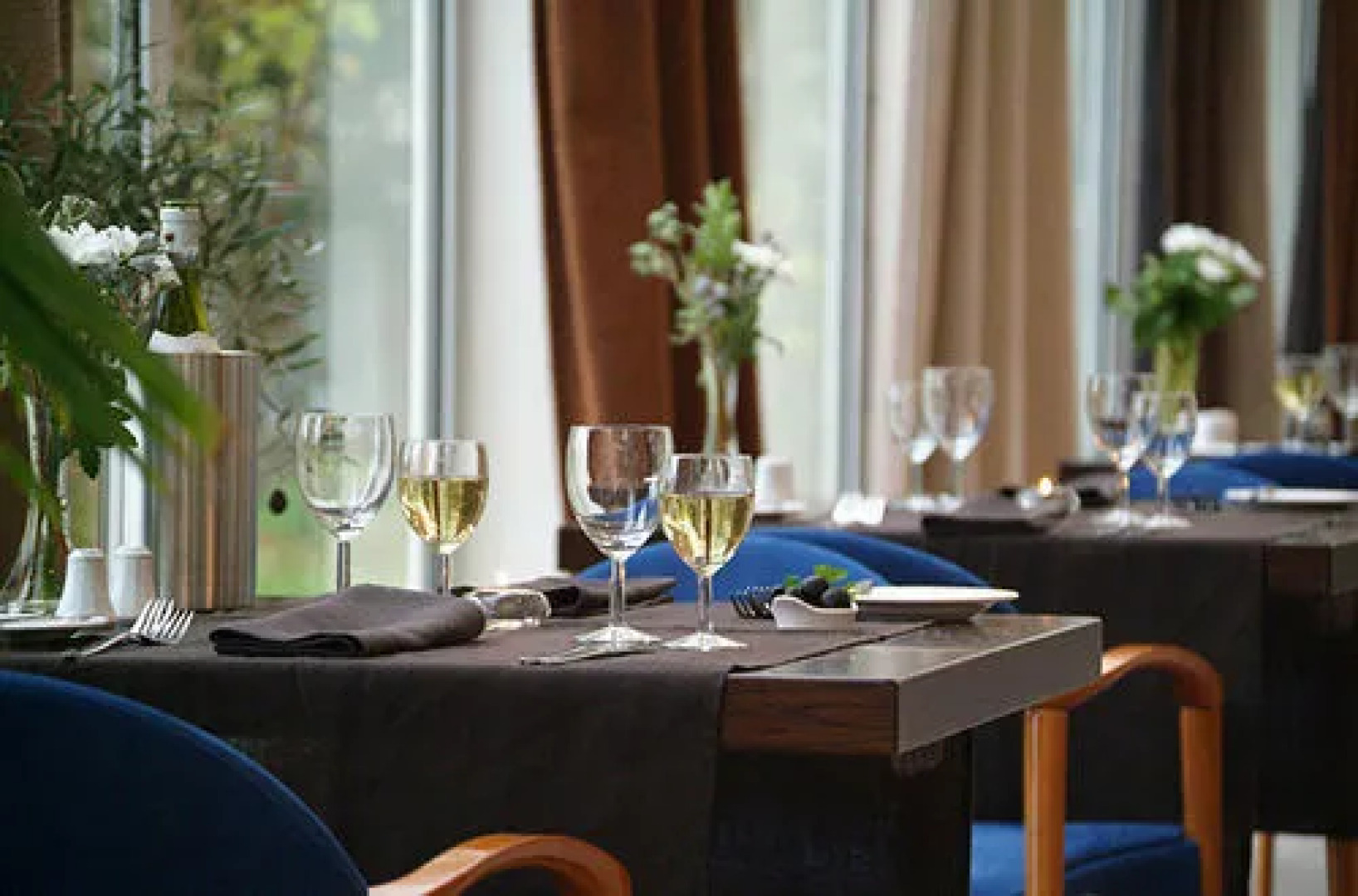 Green White Hotel Restaurant