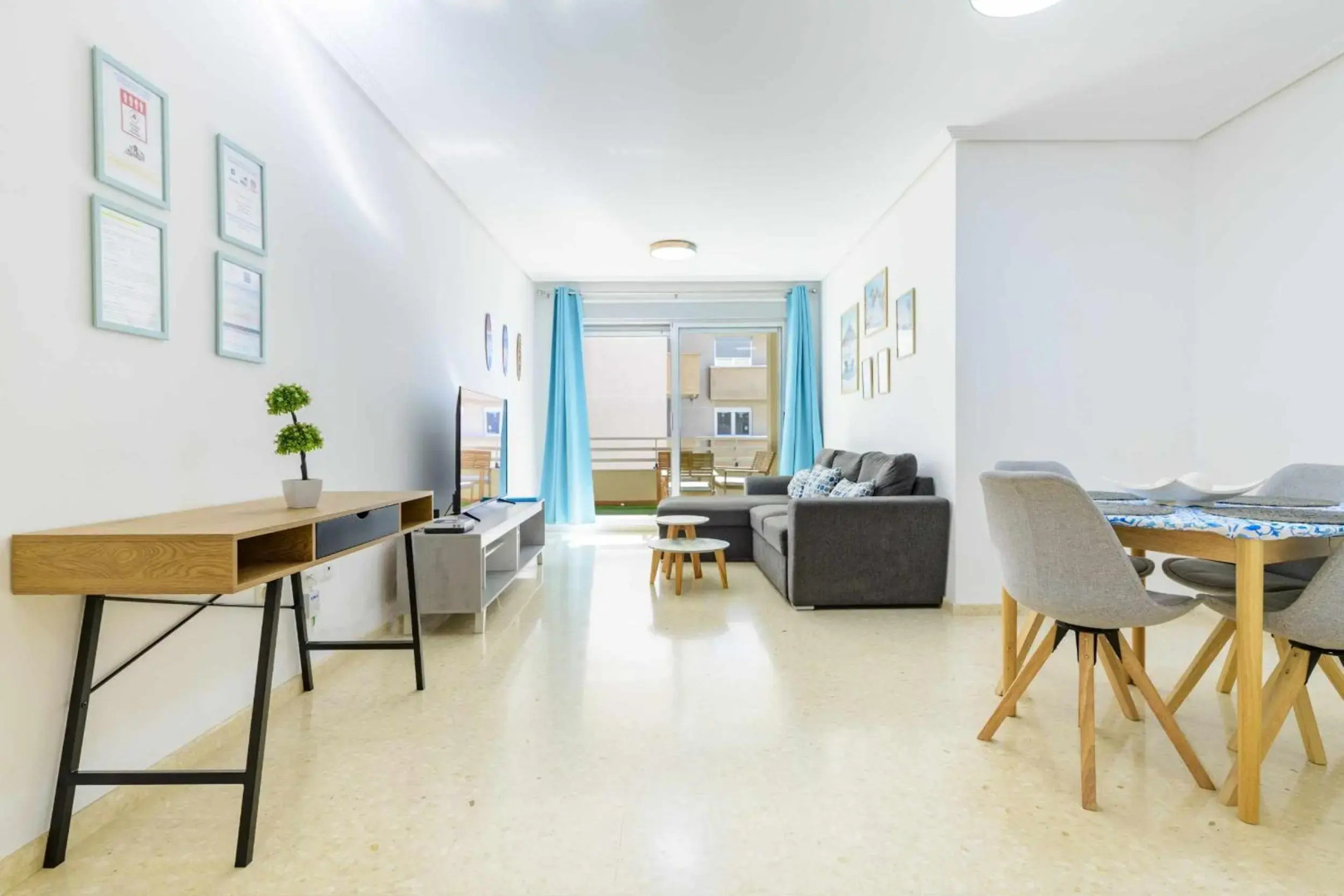 Apart Port Arenal con terraza y piscina