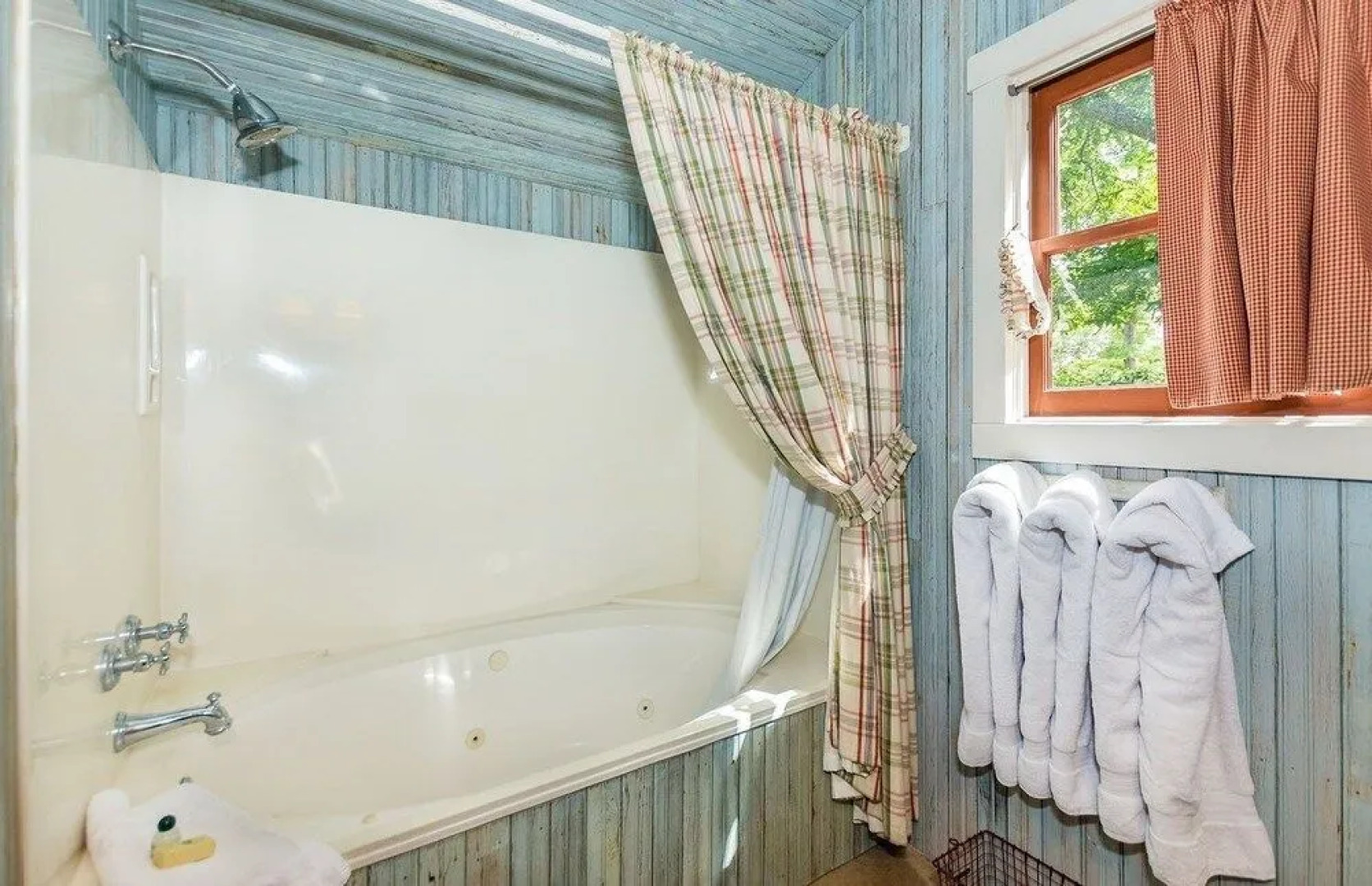 Ada's Whole House 3 Bedroom Apts by RedAwning