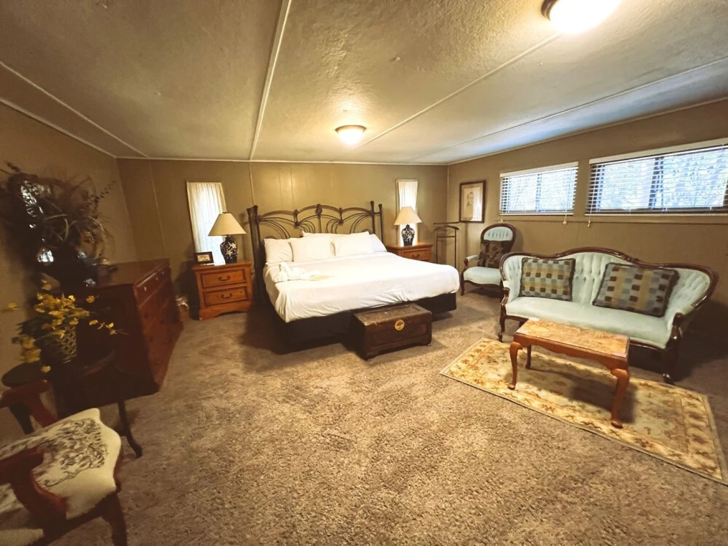 Lake side three bedroom, two bath house on Lake Ouachita with private hot tub. by RedAwning