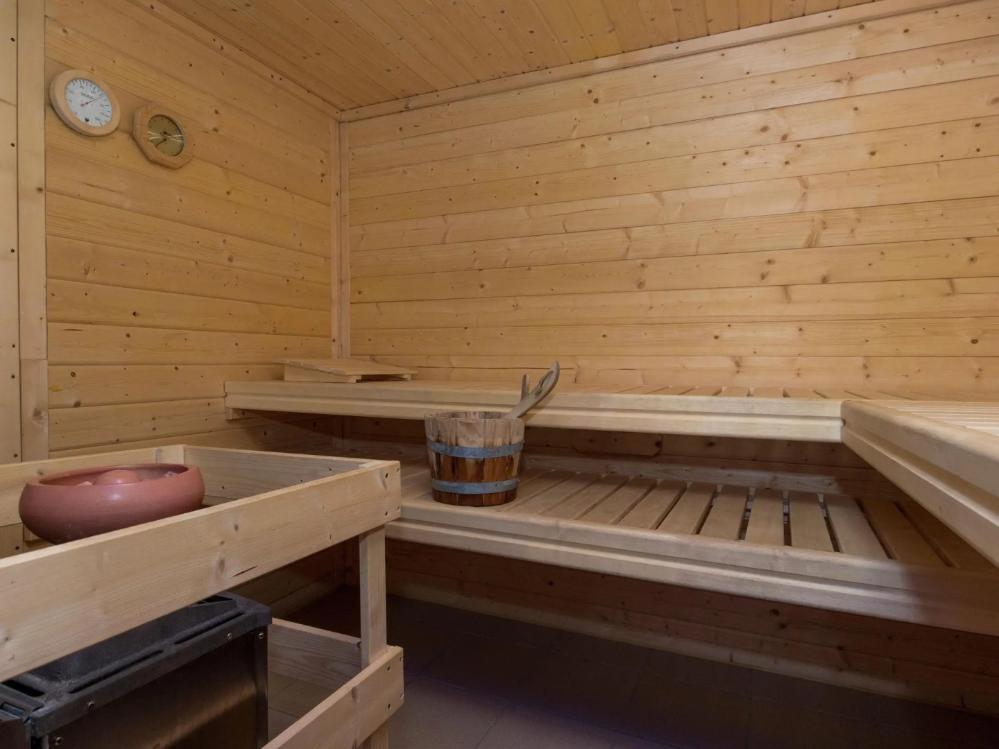 Spacious Holiday Home in the Ardennes with Sauna & Hot Tub