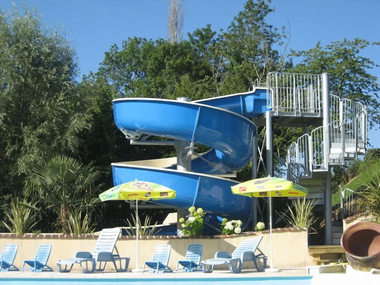 Well-kept Mobile Home Situated Among Vineyards in Dordogne