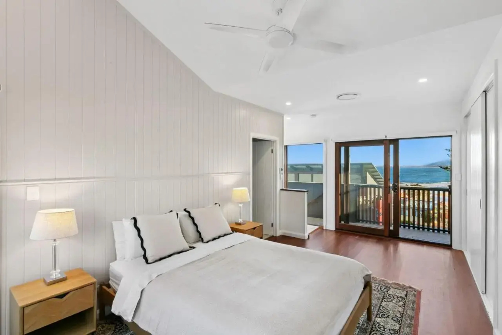 CARMELONE Gerroa 4pm check out on Sundays