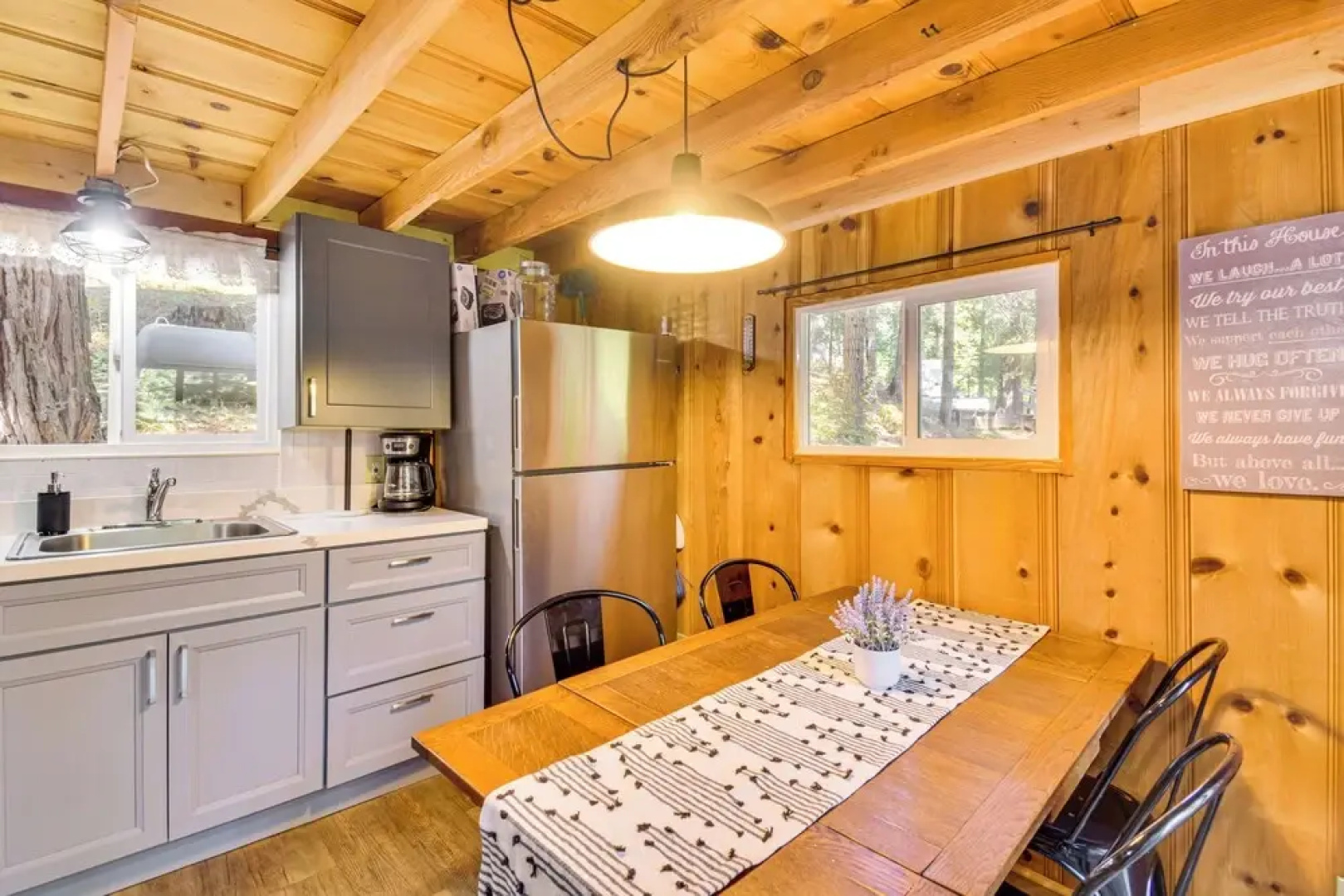 15 Mi to Ski Resort: Cozy Cabin Near Long Barn!