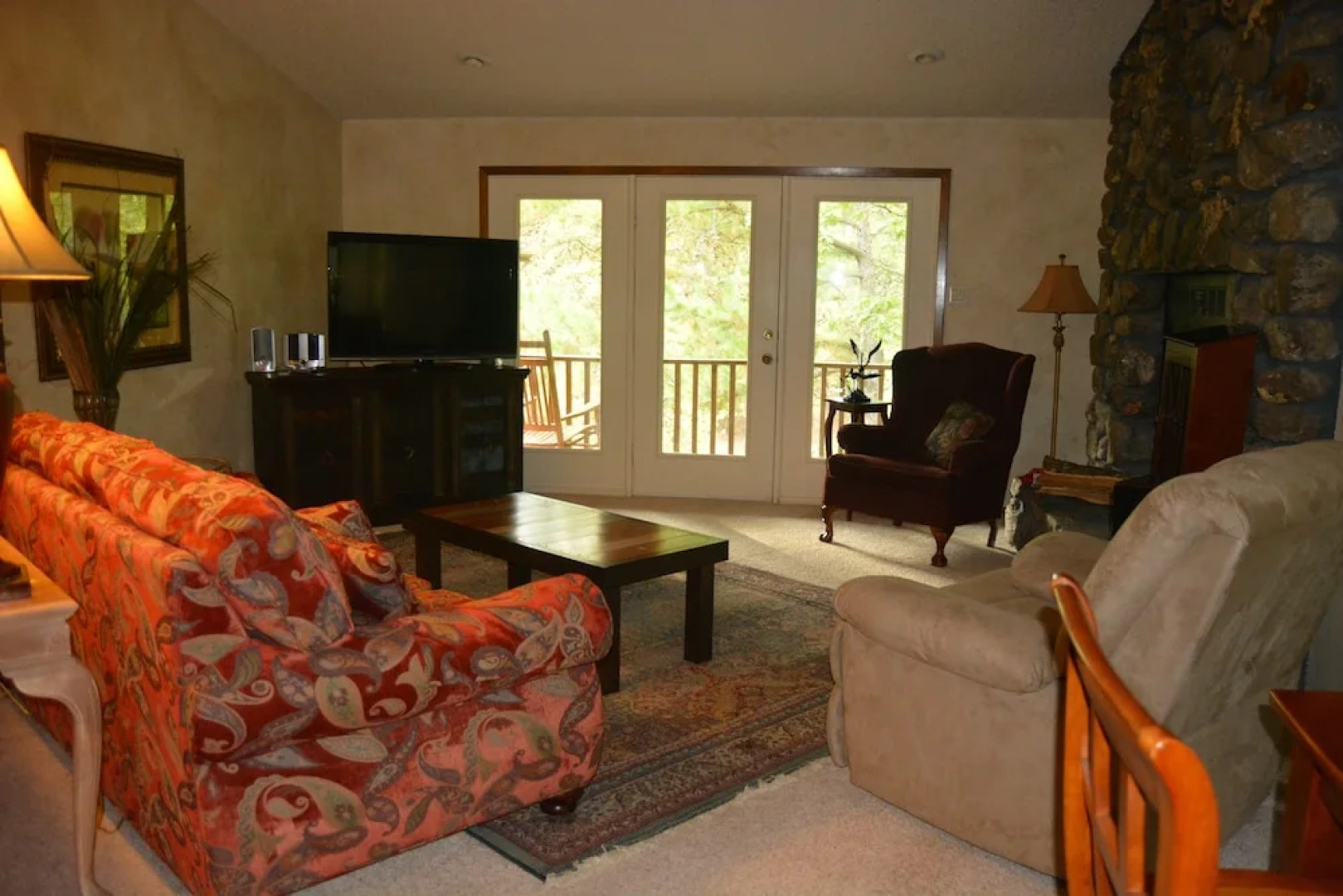 Forest view, log-sided two bedroom, two bath condo on Lake Ouachita. by RedAwning