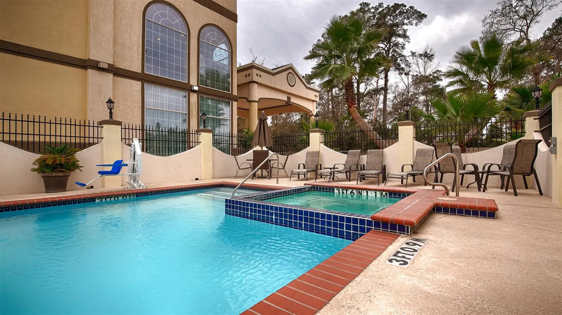 Best Western Plus New Caney Inn Suites