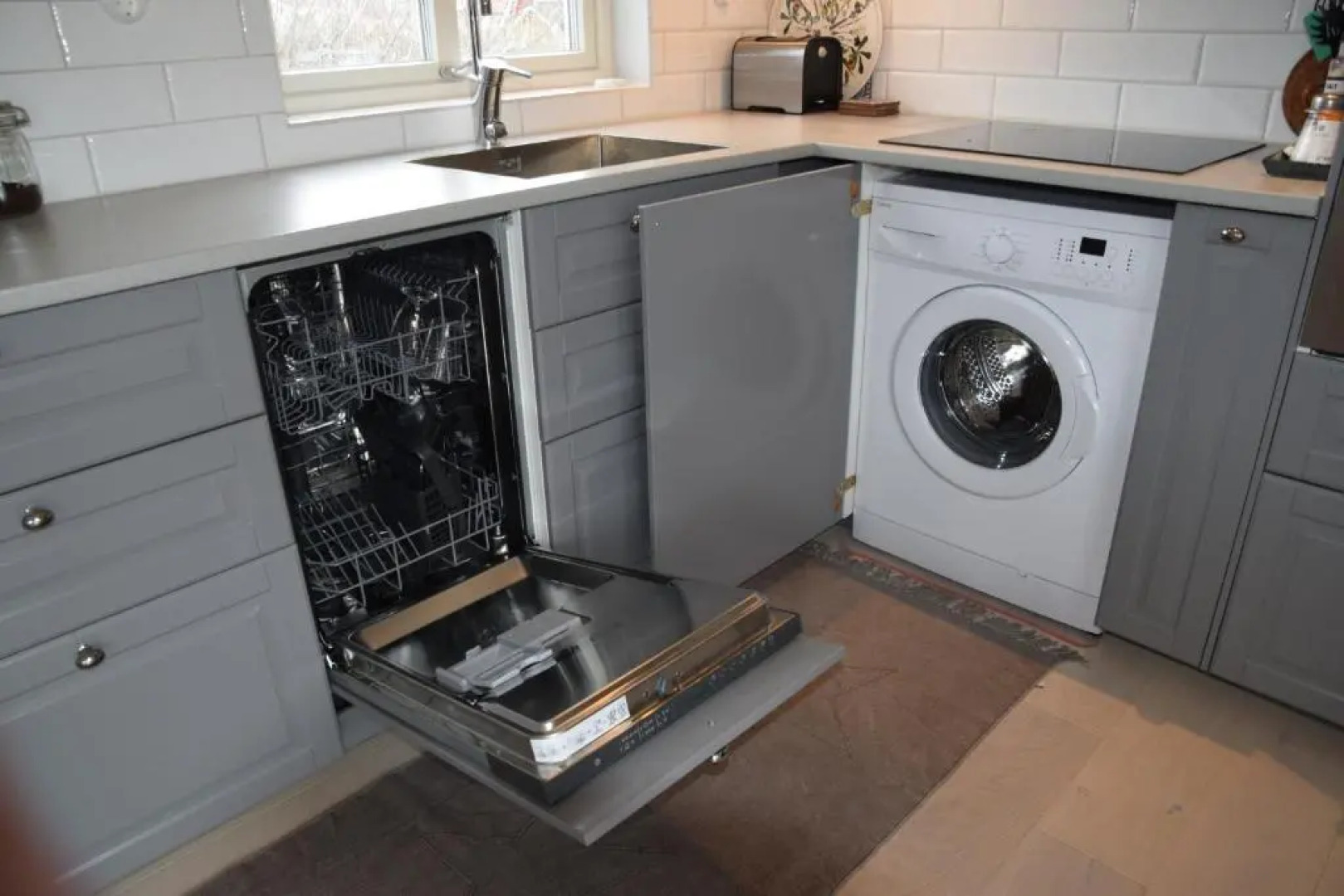 Två gästhus vid hav och strand