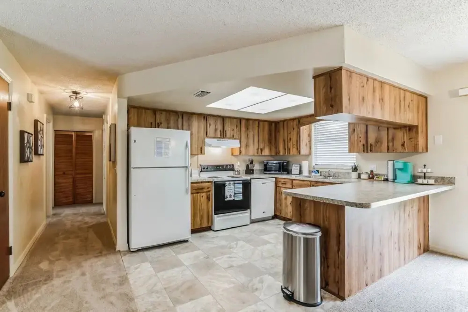 Sunny Retreat - Spacious Yard, Firepit, & Grill 3 Bedroom Home by Redawning