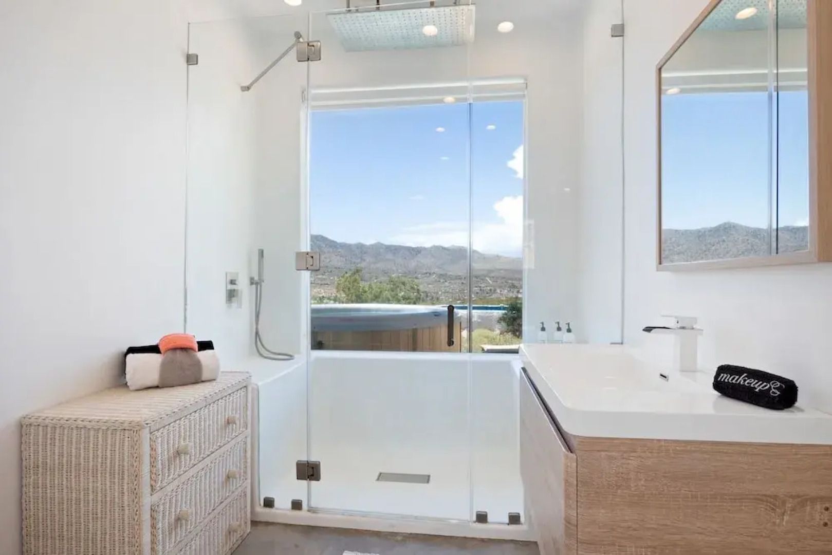 House Of Intellect - Hot Tub, Pool Fire Pit And Views! 1 Bedroom Home by Redawning