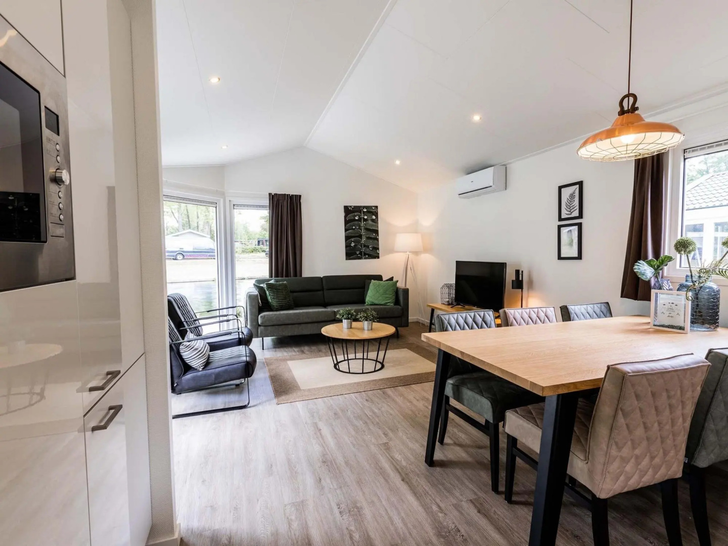 Nice chalet with outdoor sauna and spa, in a holiday park, near the Veluwe